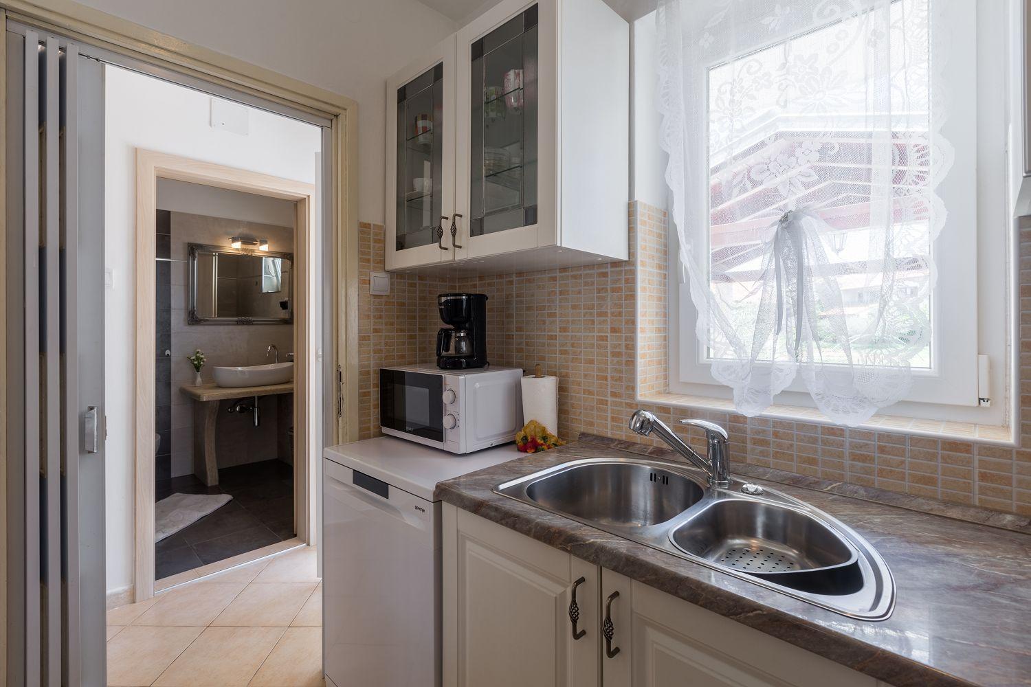 Malerisches, hundefreundliches Ferienhaus nur 400 Meter zum Strand mit BBQ, Babybett, Foto 8